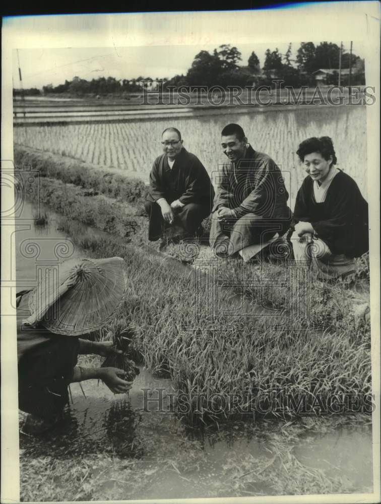1968 Press Photo Minoaga visited his sister in the tiny farming village