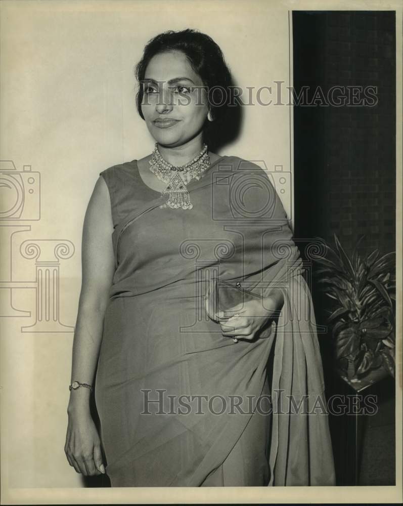 1963 Press Photo Mrs. Anis Mirza from Pakistan - nop56449