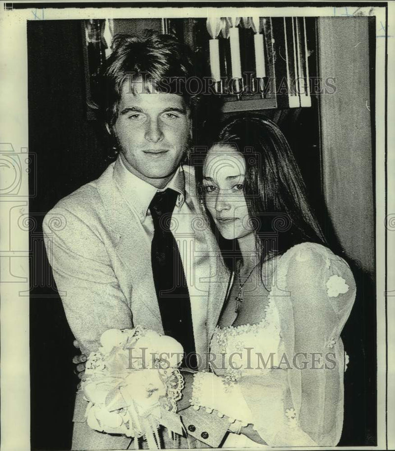 Load image into Gallery viewer, 1971 Press Photo Mr. and Mrs. Dino Martin after wedding, Rivera Hotel, Las Vegas
