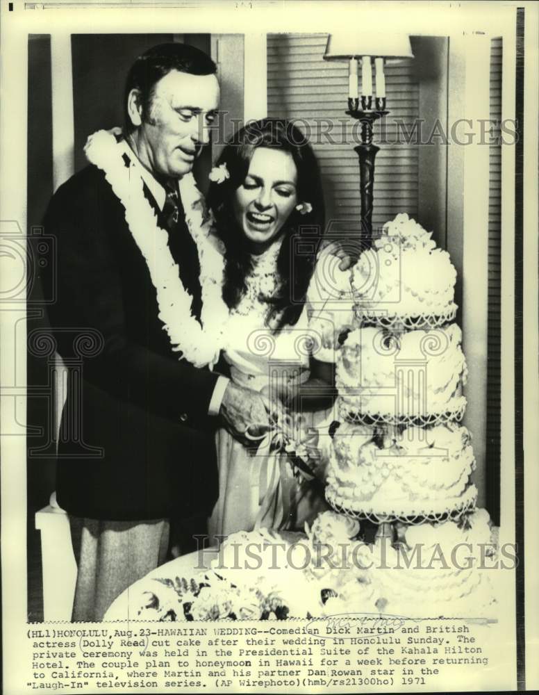 Load image into Gallery viewer, 1971 Press Photo Comedian Dick Martin and Dolly Read wed in Honolulu, Hawaii
