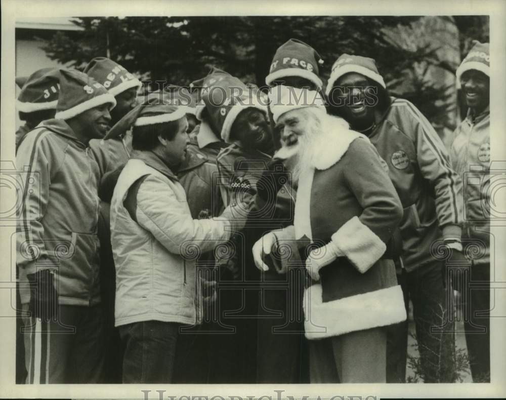 1979 Press Photo ABC Sportscaster Jim McKay, Santa, Harlem Globetrotters on ABC- Historic Images