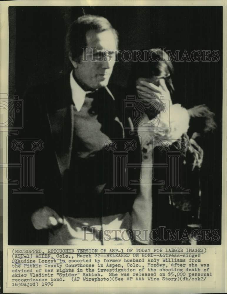 Load image into Gallery viewer, 1976 Press Photo Claudine Longet &amp; Andy Williams leave the Pitkin Courthouse.
