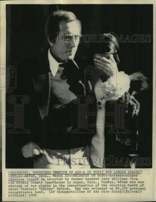 1976 Press Photo Claudine Longet & Andy Williams leave the Pitkin Courthouse.