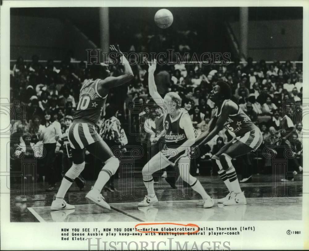 1981 Press Photo Harlem Globetrotters play keep-away during basketball game- Historic Images