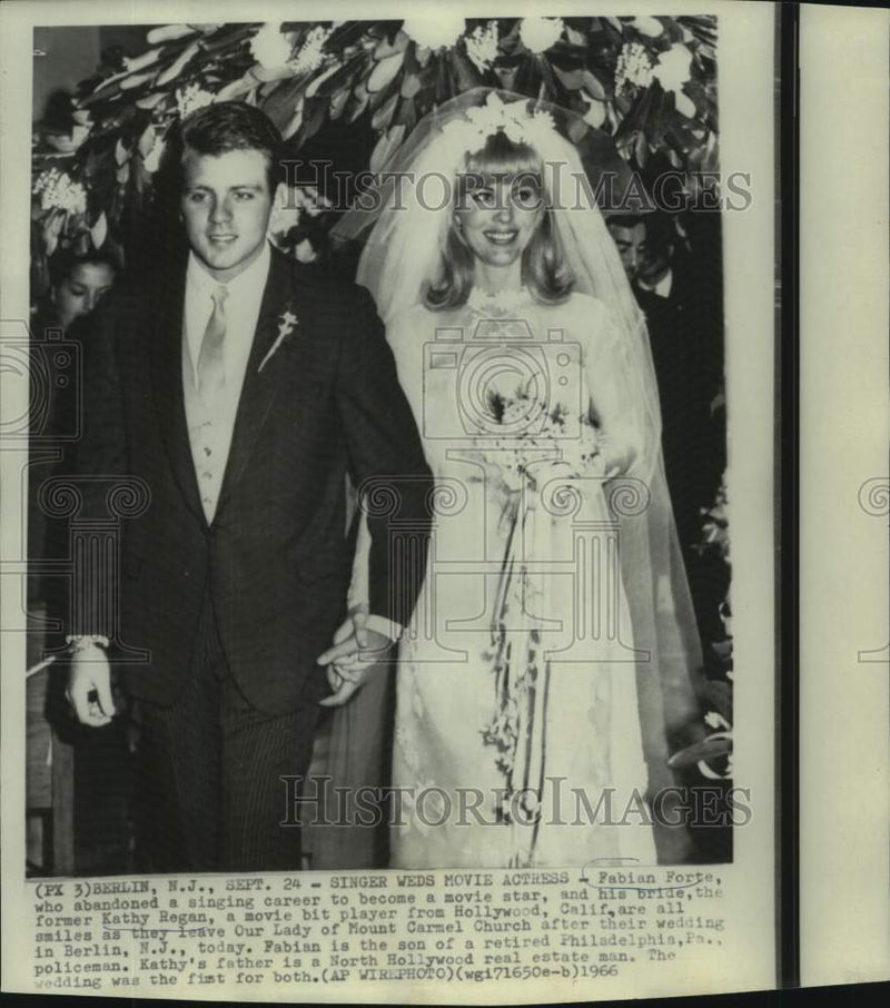 Load image into Gallery viewer, 1966 Press Photo Fabian Forte and Kathy Regan wed in Berlin, New Jersey.
