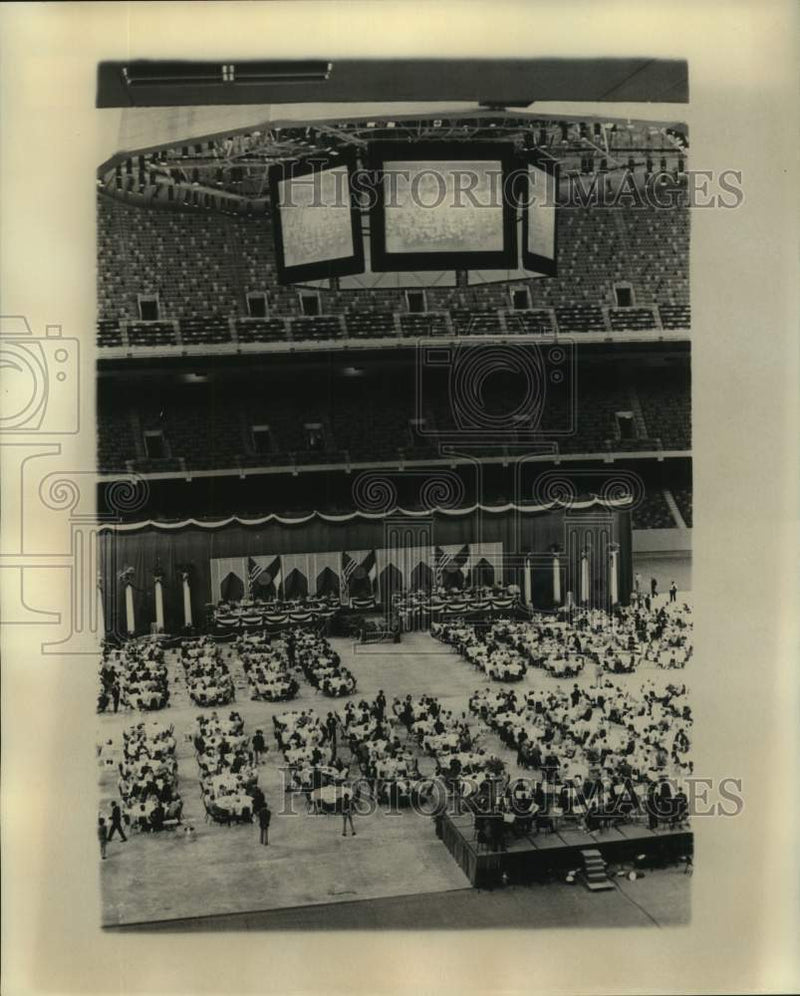 Load image into Gallery viewer, 1976 Press Photo Crowd during an event for Valery Giscard D'Estaing - nop58659
