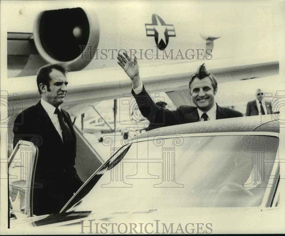 1978 Press Photo Vice President Walter Mondale at airport - nop58917