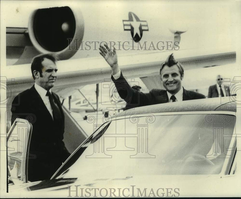 Load image into Gallery viewer, 1978 Press Photo Vice President Walter Mondale at airport - nop58917
