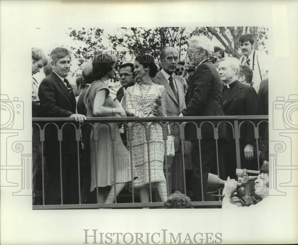 1976 Press Photo Valery Giscard D'Estaing with other delegates during an event