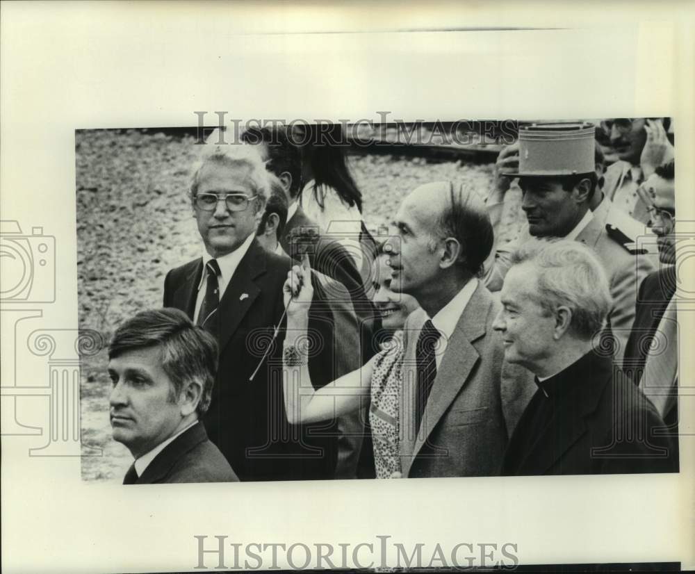 1976 Press Photo Valery Giscard D'Estaing with other delegates - nop58977