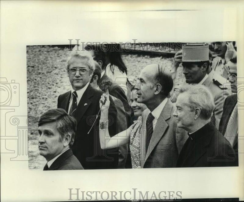Load image into Gallery viewer, 1976 Press Photo Valery Giscard D'Estaing with other delegates - nop58977
