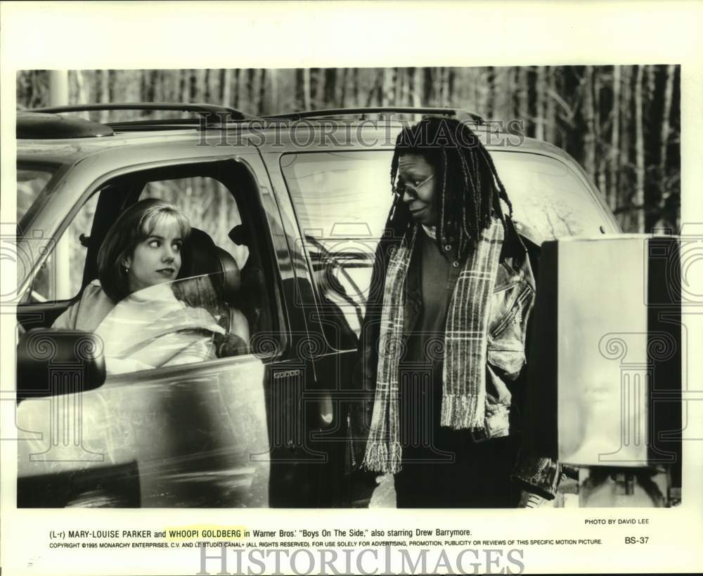 1995 Press Photo Mary-Louise Parker and Whoopi Goldberg in "Boys On The Side"