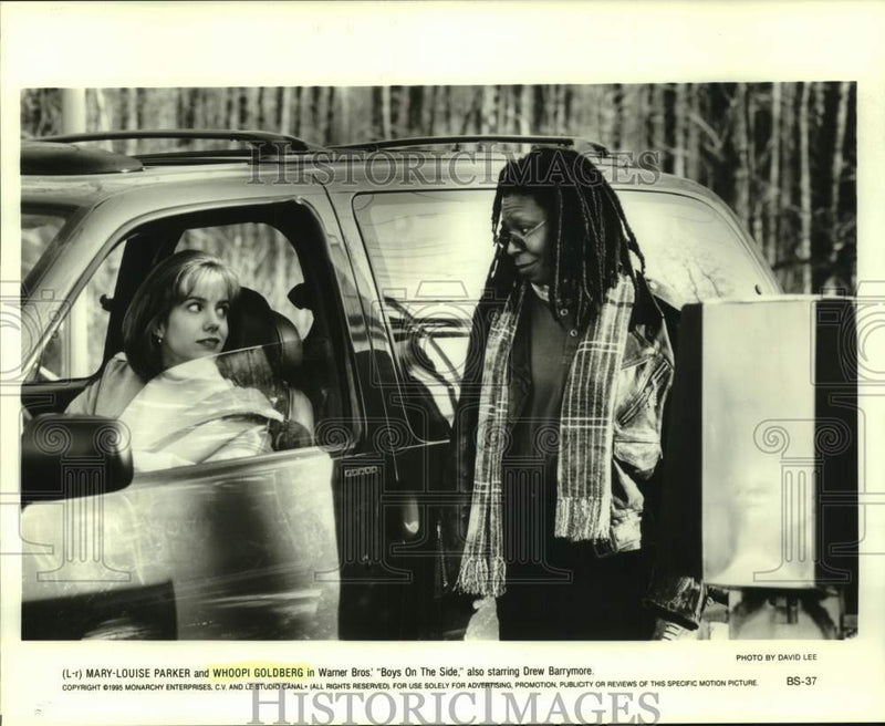 Load image into Gallery viewer, 1995 Press Photo Mary-Louise Parker and Whoopi Goldberg in "Boys On The Side"
