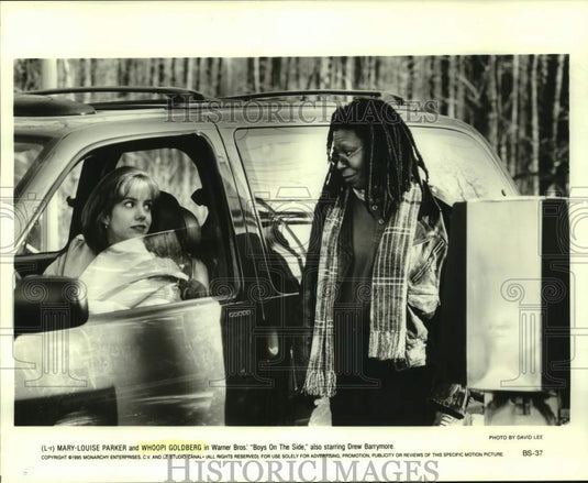 1995 Press Photo Mary-Louise Parker and Whoopi Goldberg in "Boys On The Side"