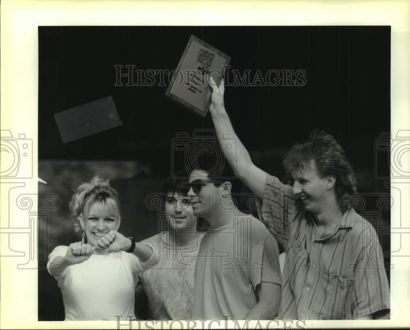 Load image into Gallery viewer, 1989 Press Photo Audubon Zoo "Crunch Taters" winners Mark Carson and Murmurs.

