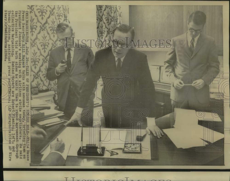 Load image into Gallery viewer, 1966 Press Photo Bill Moyers, White House Press Secretary with his assistants

