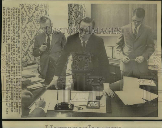 1966 Press Photo Bill Moyers, White House Press Secretary with his assistants