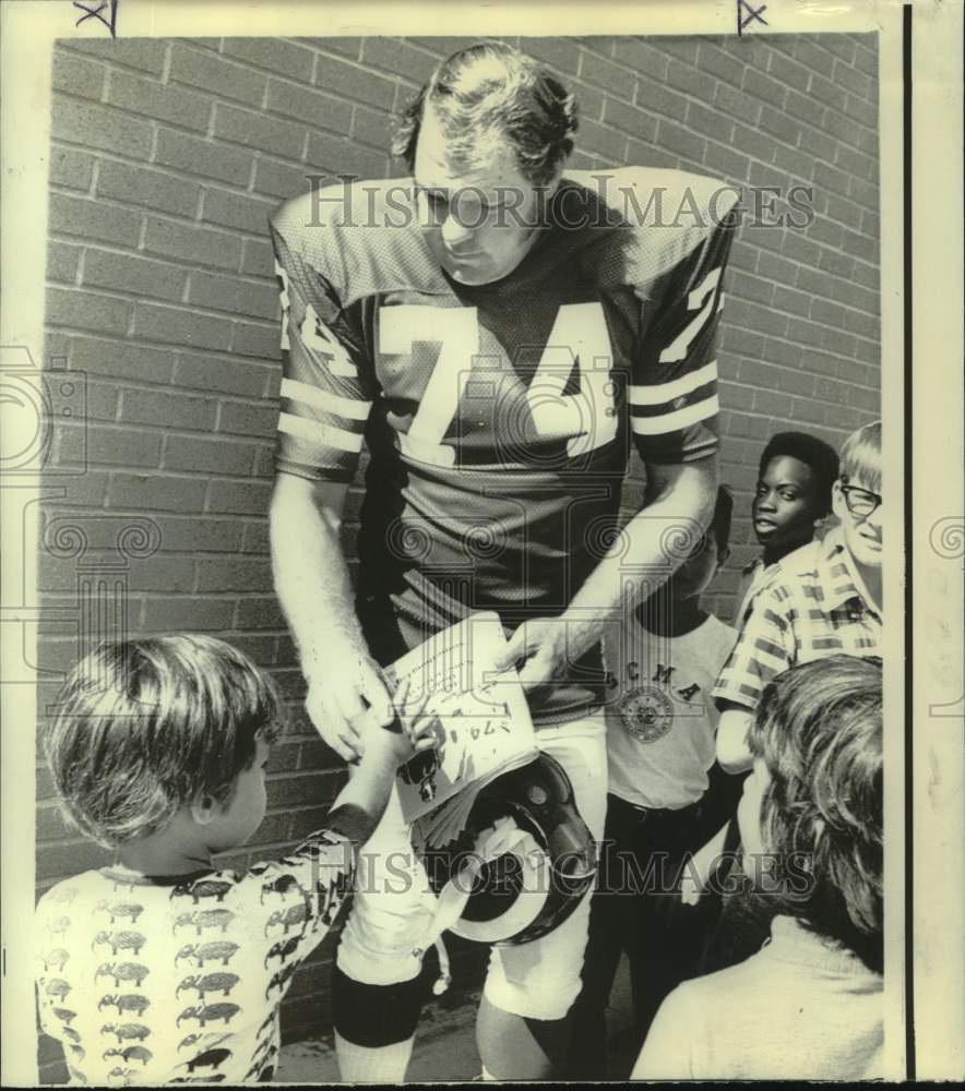 1972 Press Photo Football player-actor signing autographs for children- Historic Images