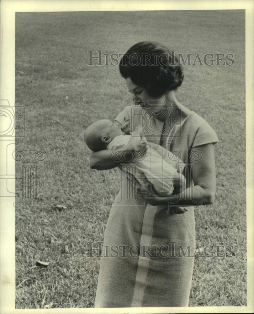 1967 Press Photo Lady Bird took care of Lyn on White House Lawn - nop60167