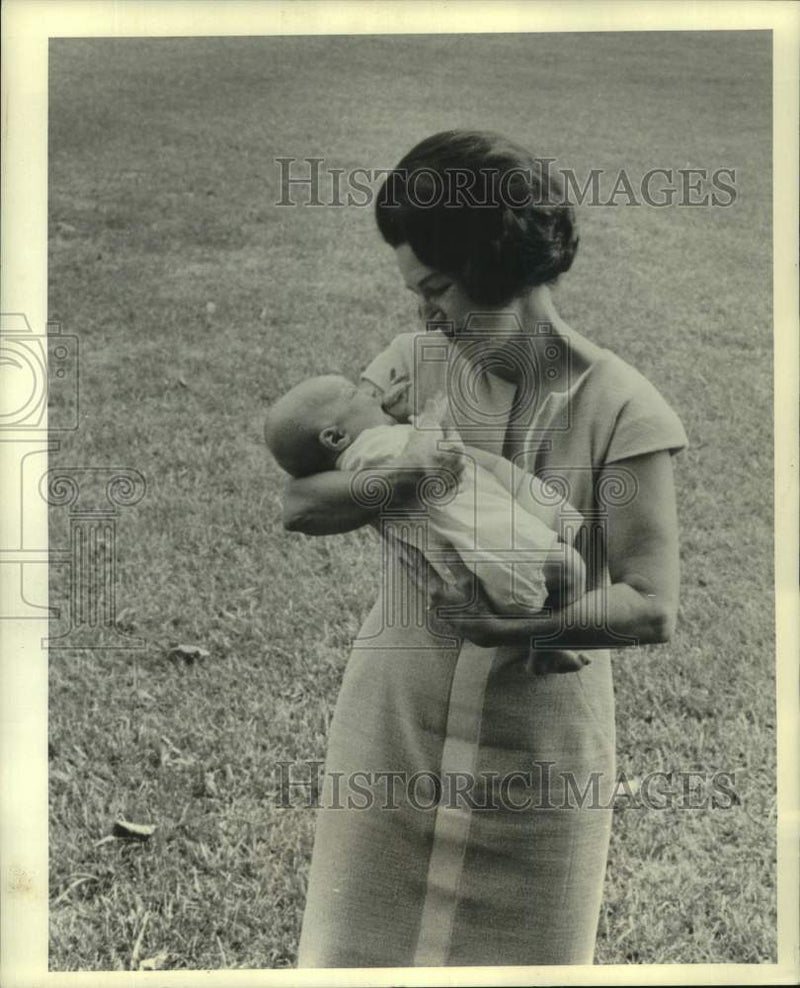 Load image into Gallery viewer, 1967 Press Photo Lady Bird took care of Lyn on White House Lawn - nop60167
