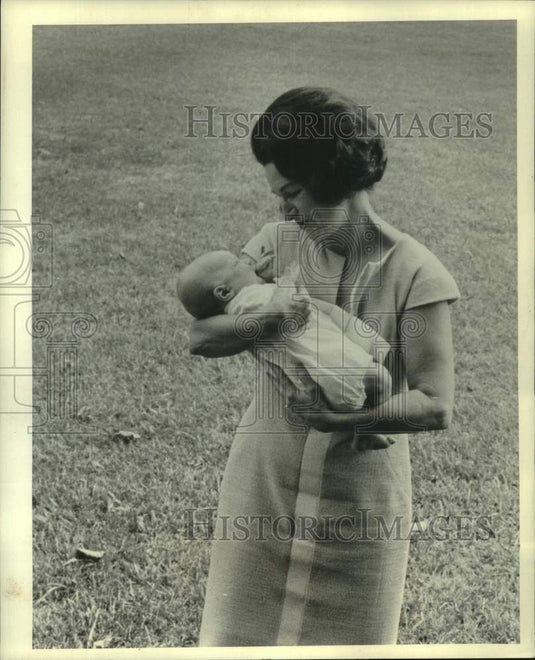 1967 Press Photo Lady Bird took care of Lyn on White House Lawn - nop60167