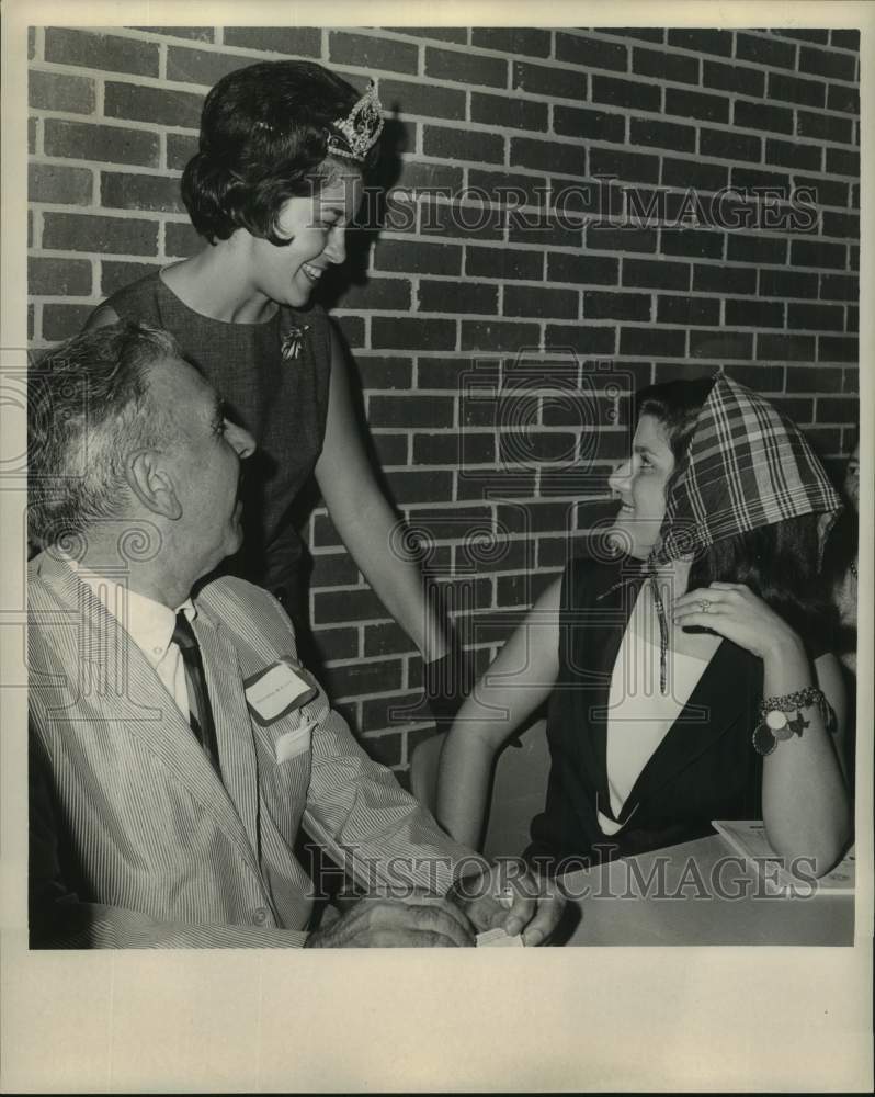 Load image into Gallery viewer, 1964 Press Photo Luci Baines Johnson at a reception in New Orleans. - nop60200
