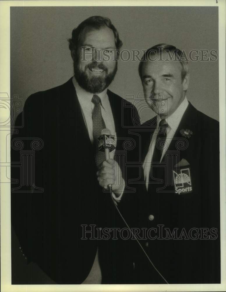 1983 Press Photo Dick Enberg &amp; Merlin Olsen host in 70th edition of Rose Bowl- Historic Images