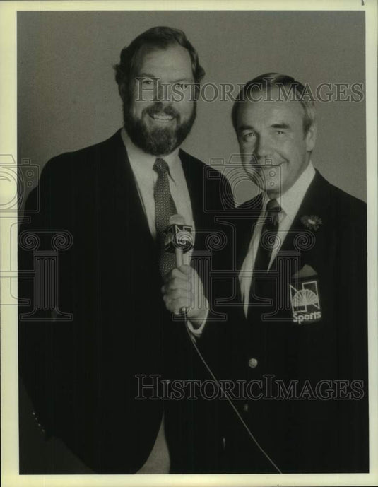 1983 Press Photo Dick Enberg & Merlin Olsen host in 70th edition of Rose Bowl- Historic Images