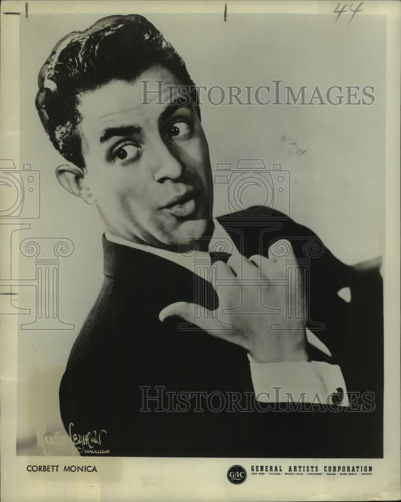 1957 Press Photo America&#39;s comedy star Corbett Monica performs at Blue Room