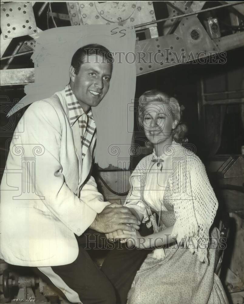1952 Press Photo George Montgomery visits wife Dinah Shore on movie site.