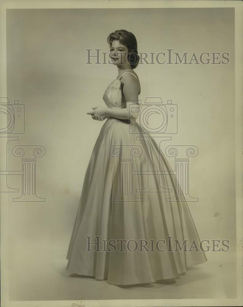 1962 Press Photo Eve Tabor Norris shown in ball gown. - nop62480