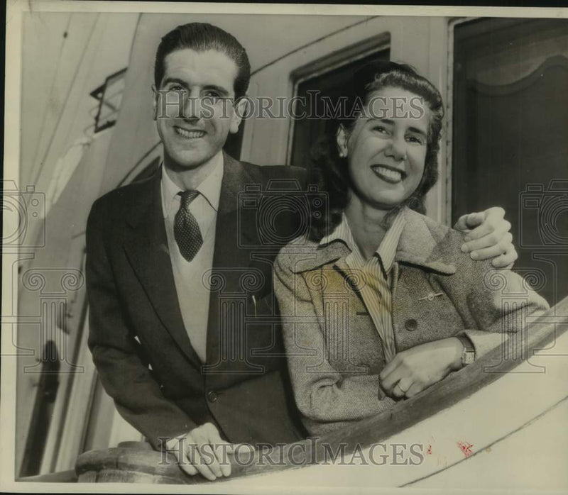 Load image into Gallery viewer, 1947 Press Photo The Duke of Montoro and the daughter of Spanish Duke of Alba
