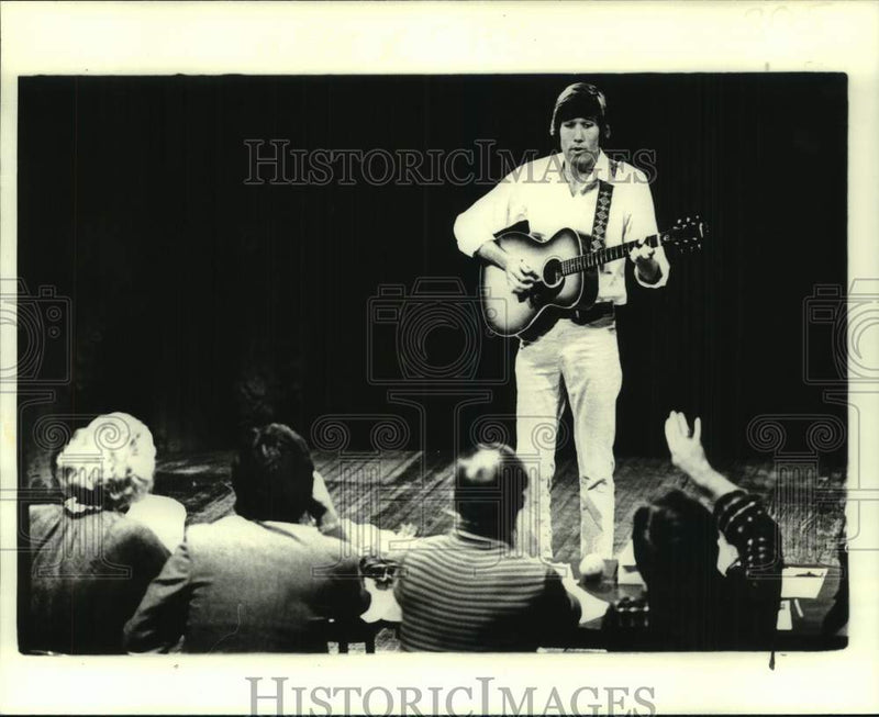 Load image into Gallery viewer, 1979 Press Photo Local performer takes his turn at the Contemporary Art Center.
