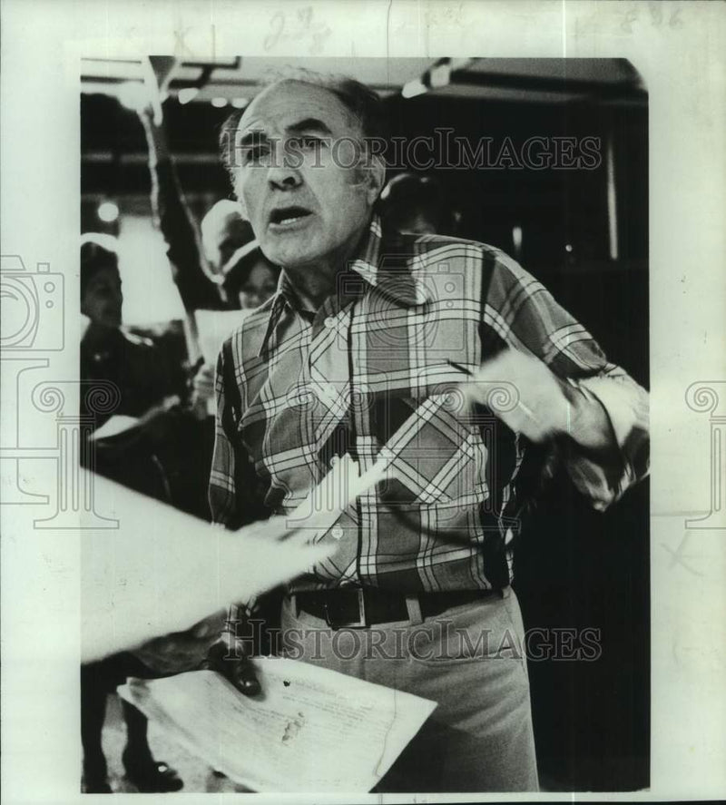 Load image into Gallery viewer, 1981 Press Photo Barry Morse is Odysseus in "The Odyssey of Homer?" - nop63423
