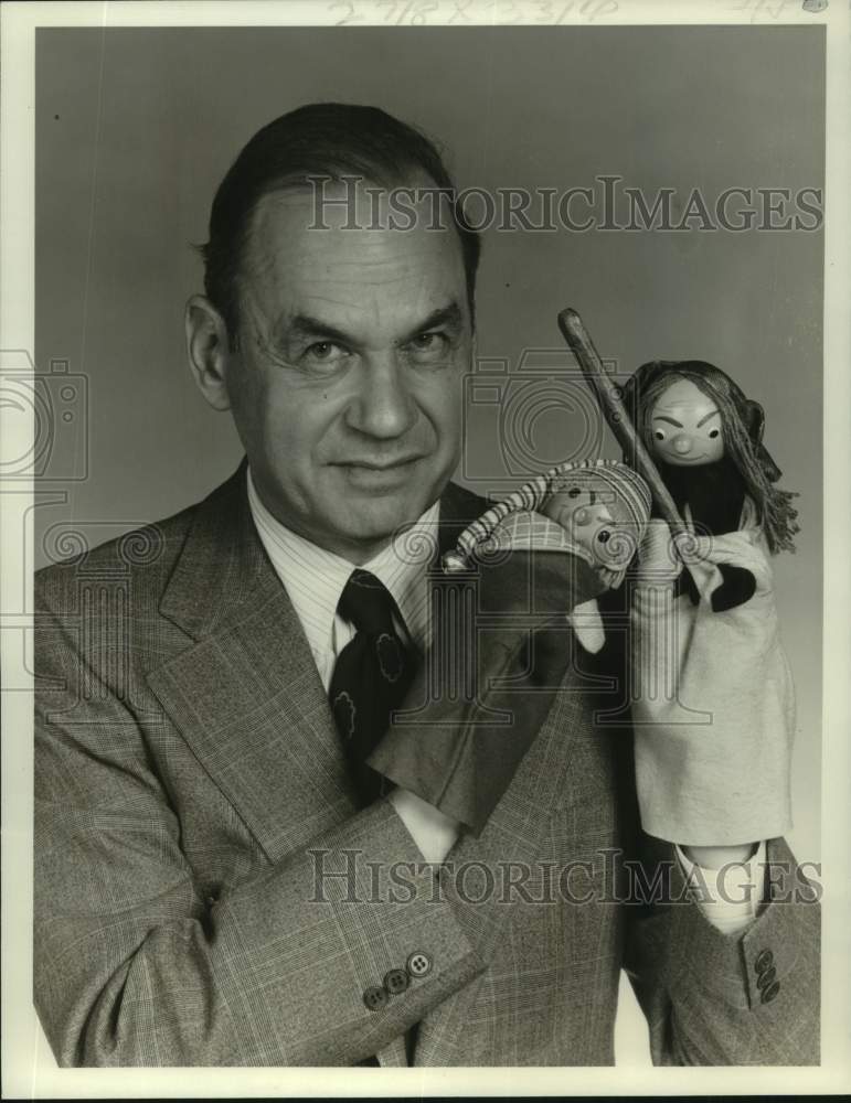 Load image into Gallery viewer, 1977 Press Photo NBC News Correspondent Edwin Newman with puppets on NBC-TV show
