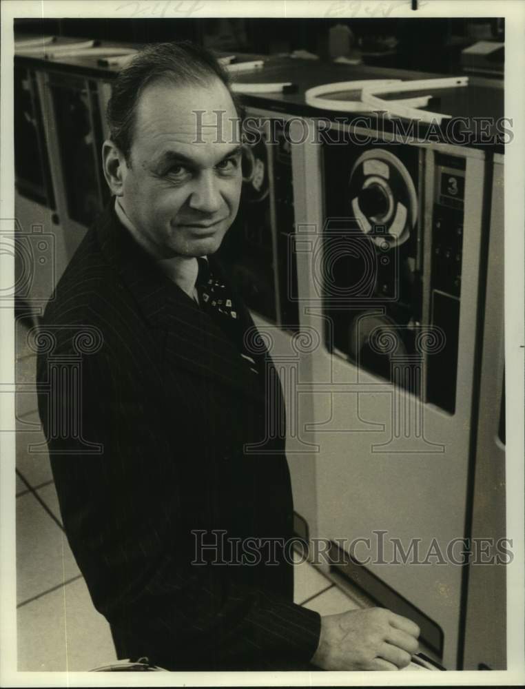 Load image into Gallery viewer, 1975 Press Photo NBC News correspondent Edwin Newman, Anchorman on Television
