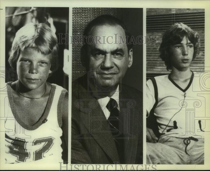 Load image into Gallery viewer, 1979 Press Photo Edwin Newman &amp; young marijuana smokers on NBC's "Special Treat"
