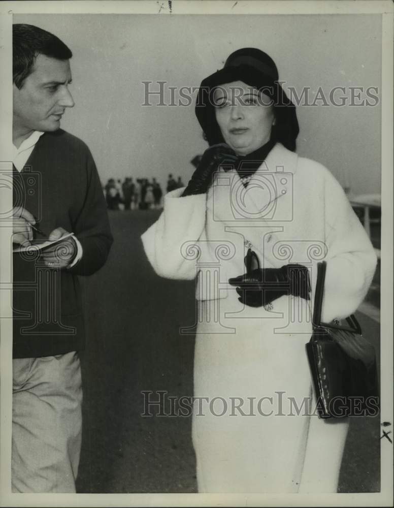 1959 Press Photo Pole Negri, vamp of silent screen arrives in Nice, France