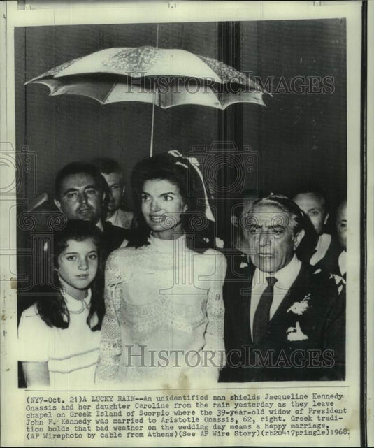 1968 Press Photo Jacqueline & Aristotle Onassis, daughter Caroline leave chapel