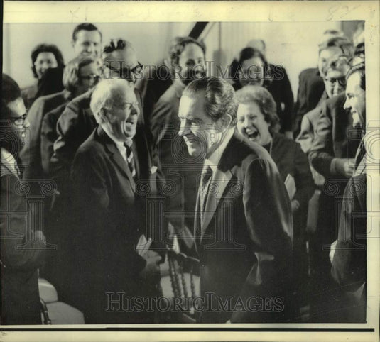 1974 Press Photo President Nixon joking with reporters after news conference