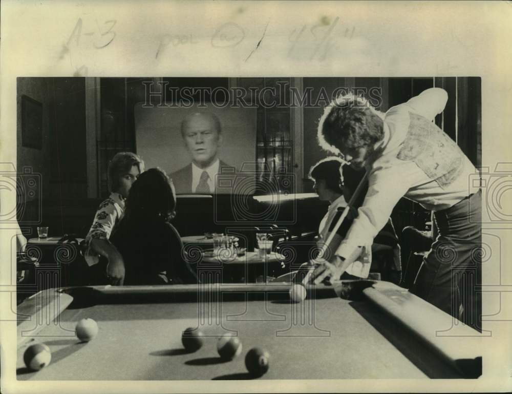 1976 Press Photo Pool shooter takes aim as President Ford speaks on TV screen- Historic Images