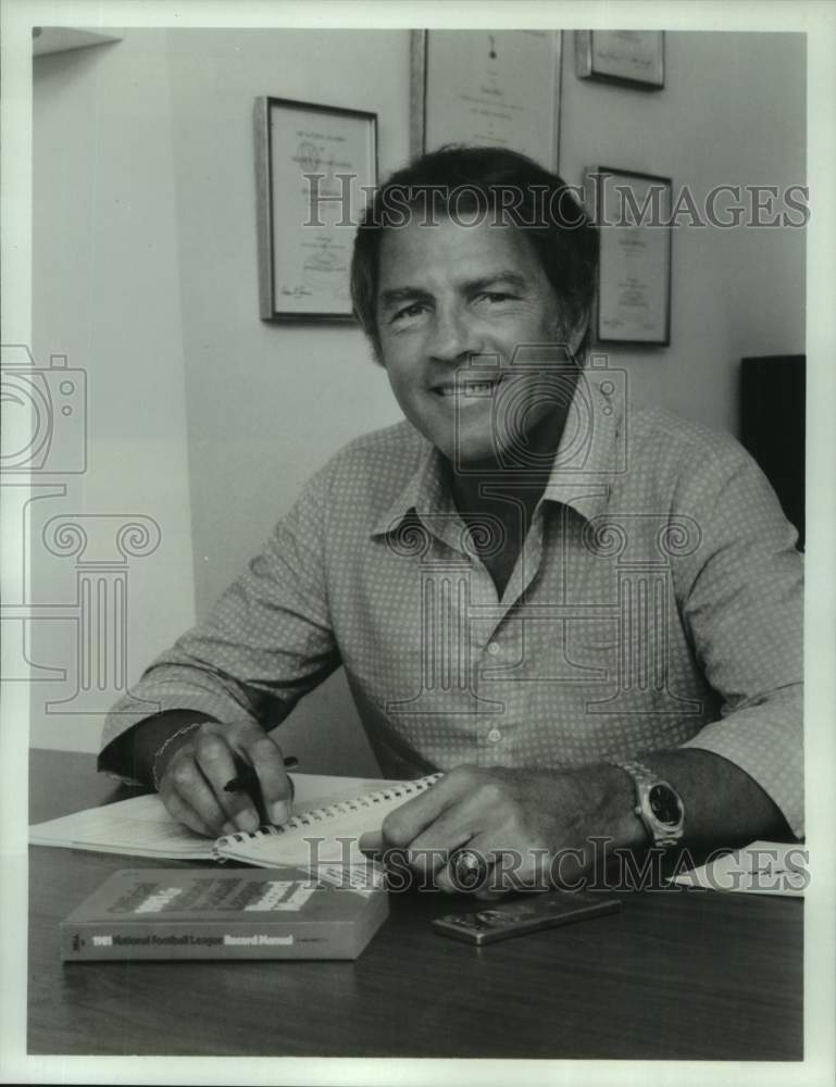 1985 Press Photo Sports Commentator Frank Gifford hosts Monday Night Football.- Historic Images