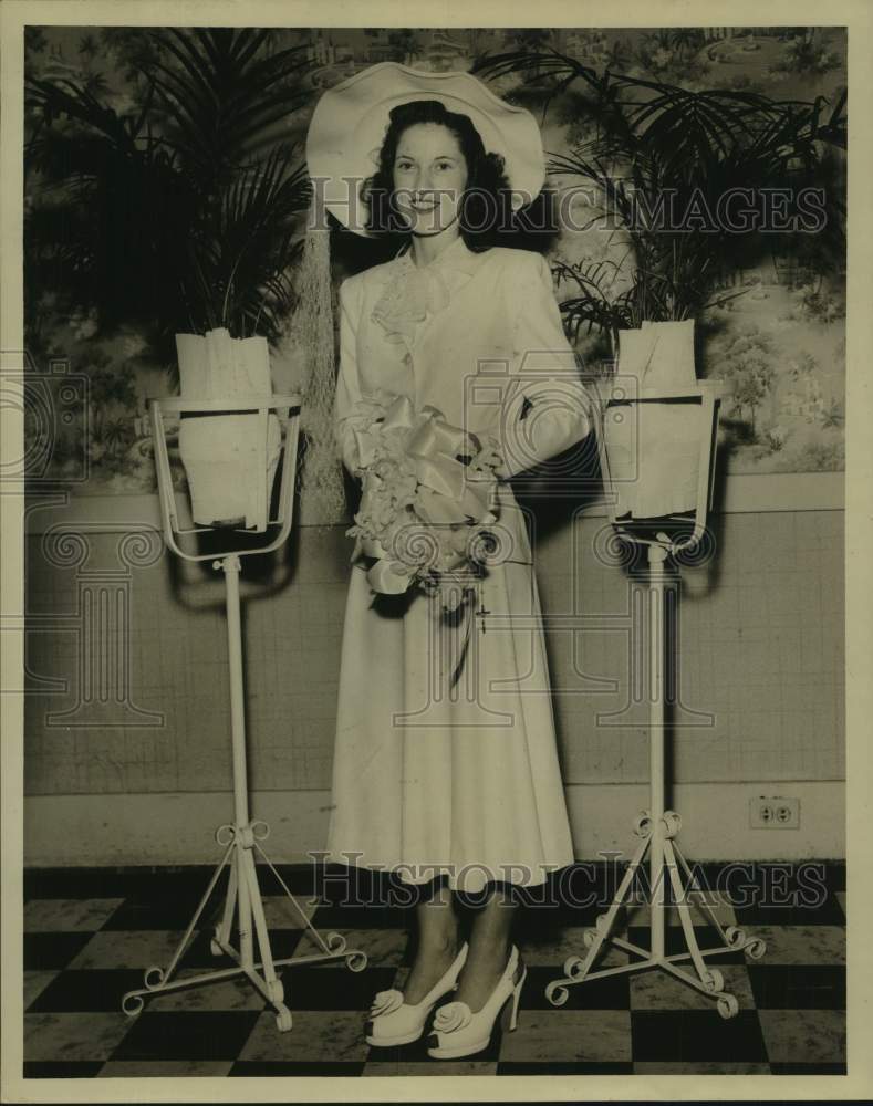 Load image into Gallery viewer, 1948 Press Photo Mrs. Jerry Owens, former Anna Burke - nop67053
