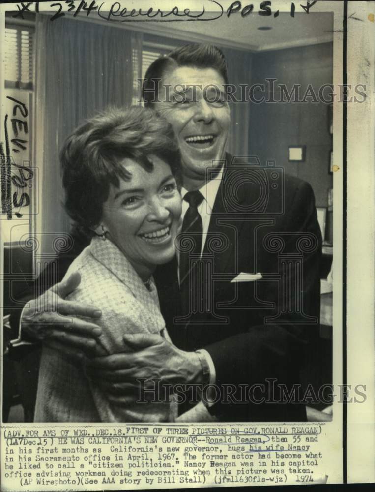 1967 Press Photo Governor Ronald Reagan with wife Nancy in Sacramento Office