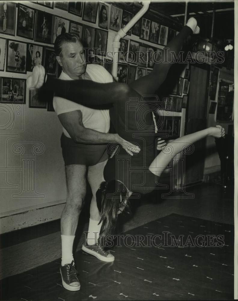 1975 Press Photo Eddie Reggie assists Mildred Louise Madwell with backflip- Historic Images