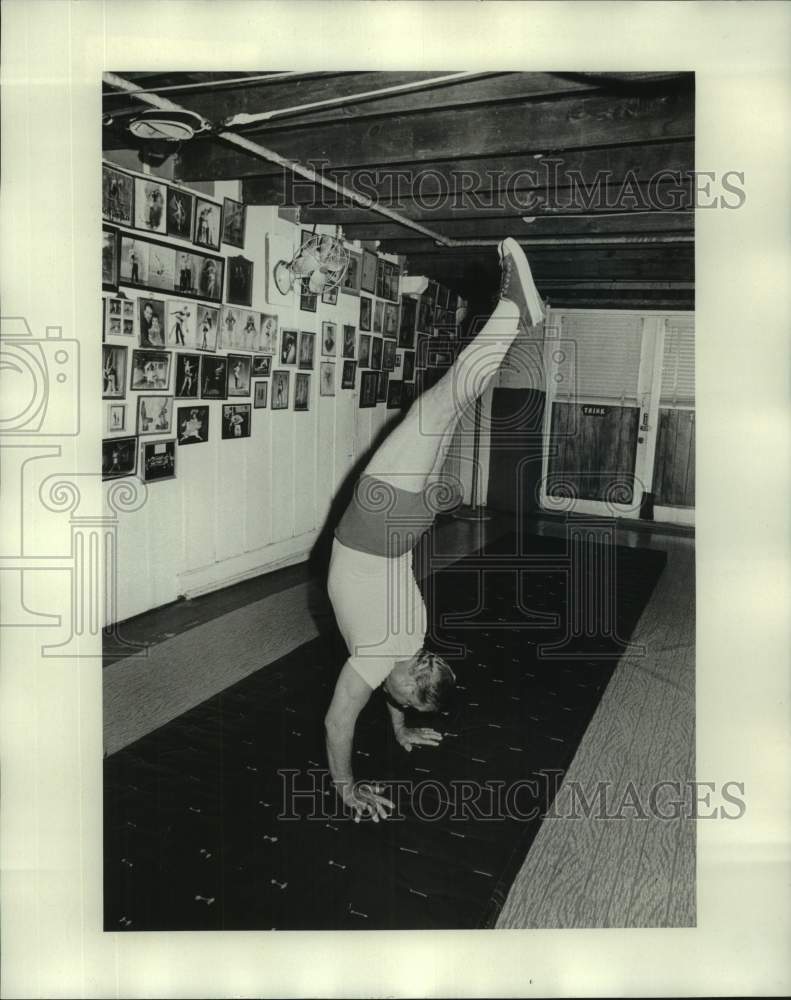 1975 Press Photo Eddie Reggie performs handstand - nop68133- Historic Images