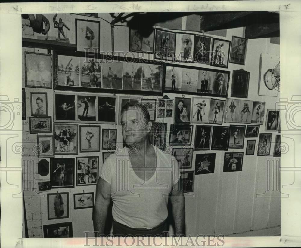 1975 Press Photo Eddie Reggic in his studio with images of former students