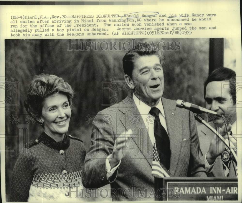 1975 Press Photo Ronald Reagan and wife Nancy arrive in Miami, Florida