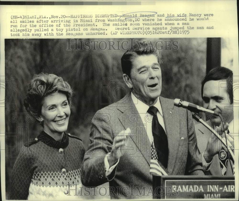 Load image into Gallery viewer, 1975 Press Photo Ronald Reagan and wife Nancy arrive in Miami, Florida
