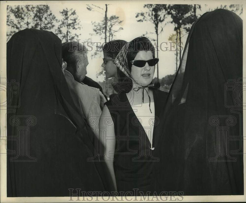 Load image into Gallery viewer, 1964 Press Photo Luci Baines Johnson with nuns in New Orleans, Louisiana.
